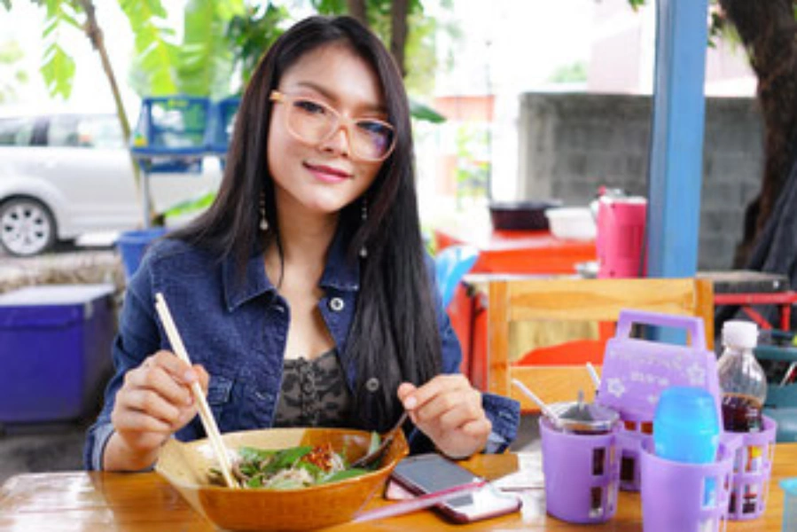thai culture local dining etiquette.webp