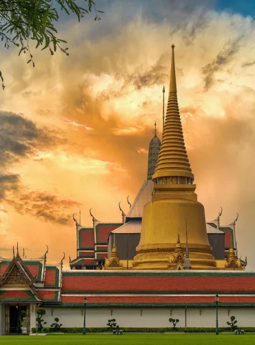 grand palace bangkok golden pagoda.webp